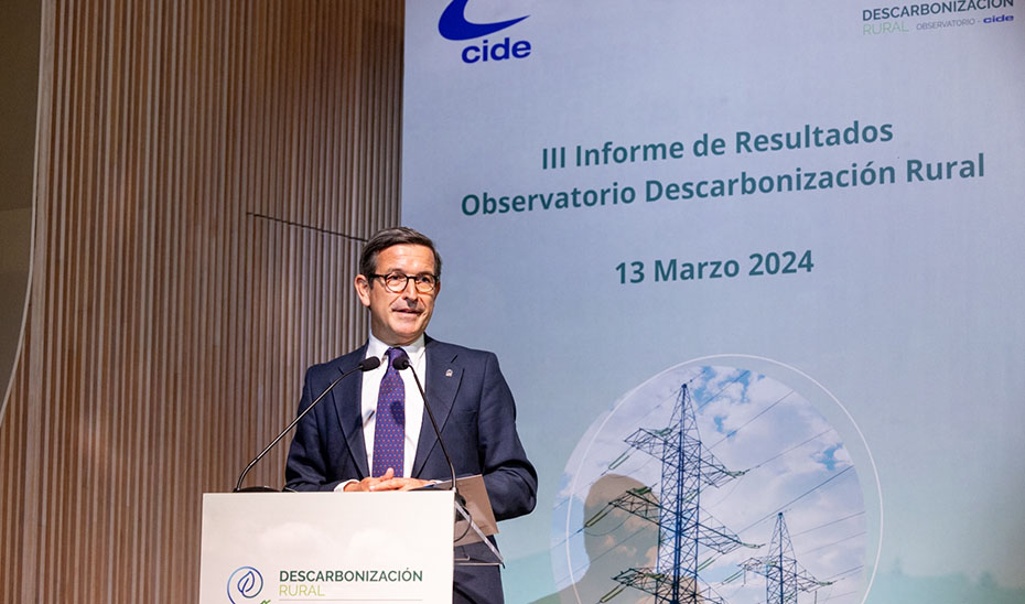 El consejero de Industria, Energía y Minas, Jorge Paradela, interviene en el acto de presentación del III informe de Descarbonización Rural de CIDE.